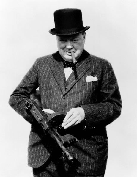 Winston Churchill in bombetta e sigaro impugna un mitra Thompson, in una celebre foto del 1940