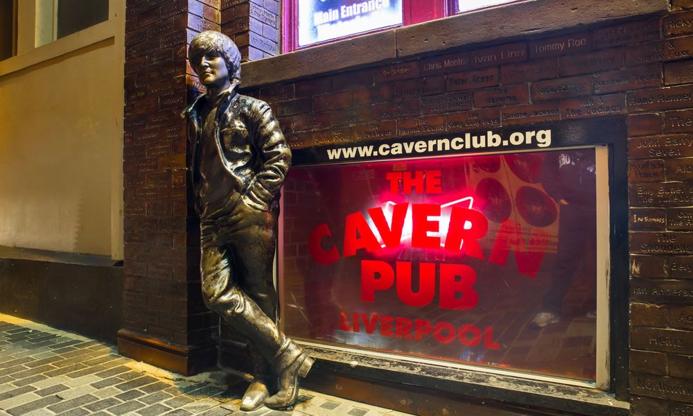 La statua di John Lennon al Cavern Club di Liverpool