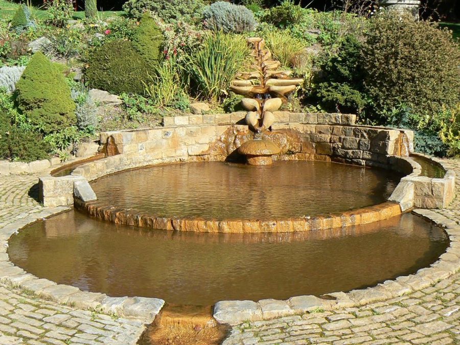 La vasca circolare del giardino di Chalice Well a Glastonbury