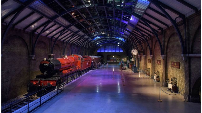 Al Binario 9¾ potrai vedere vedere l'originale locomotiva a vapore dell'Hogwarts Express e il famoso carrello bagagli che scompare attraverso la parete