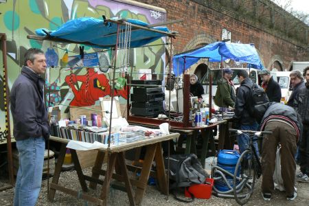 A Brick Lane si trovano spesso articoli di dubbia provenienza
