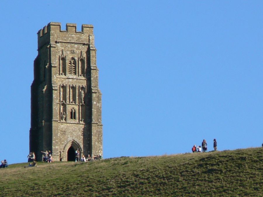 La Glastonbury Tor con la St Michael's Tower sulla sommità della collina
