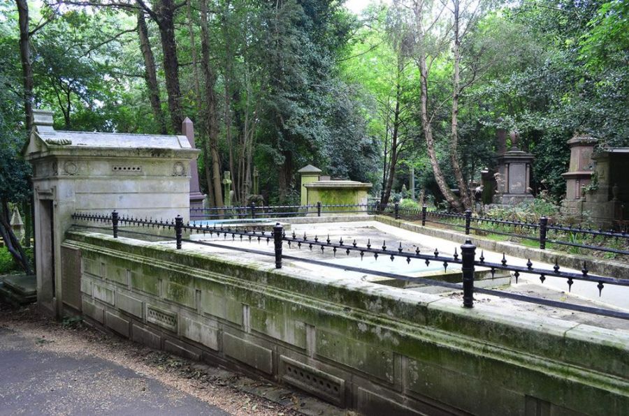 Il grande mausoleo a isola di un generale della guerra peninsulare, nel cimitero di Highgate
