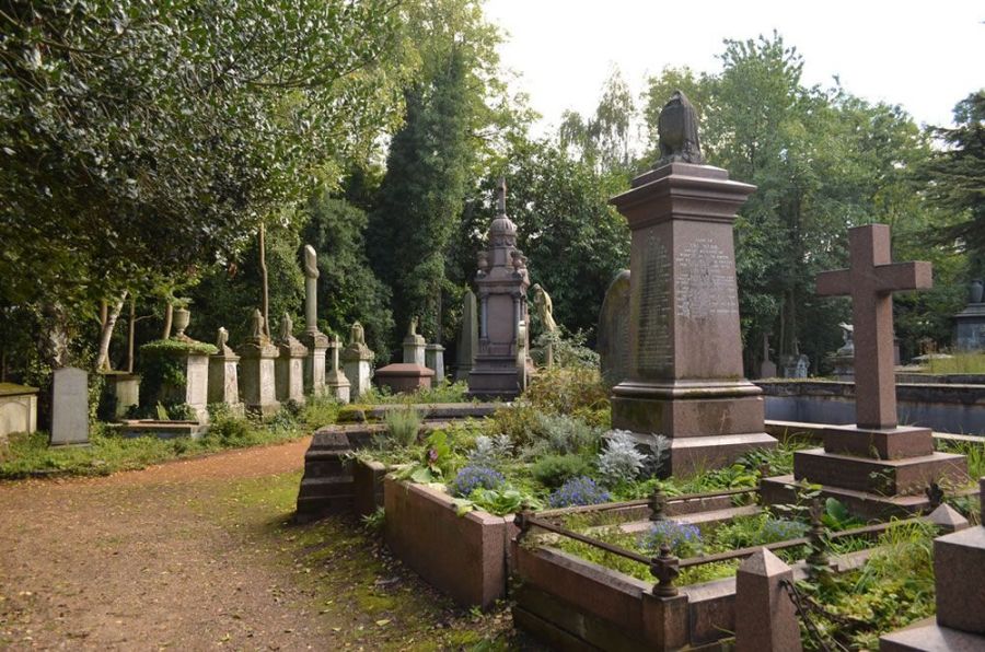 Tombe vittoriane lungo un sentiero del cimitero di Highgate