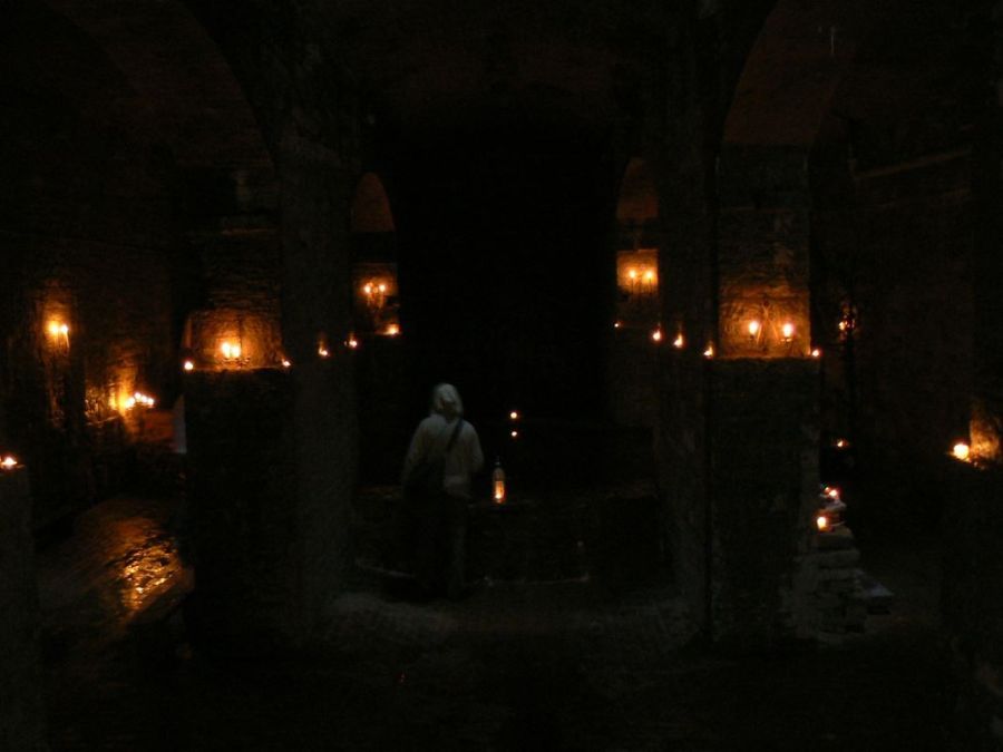 L'interno del tempio della White Spring a Glastonbury, illuminato dalle candele