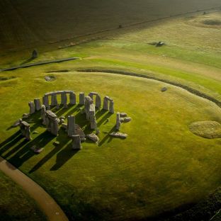 Uno scatto aereo di Stonehenge, l'imponente monumento di pietre a circa 135 km a sud-ovest di Londra.