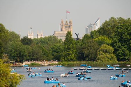 yde Park: giornata estiva al Serpentine Lake, con sullo sfondo Palace of Westminster