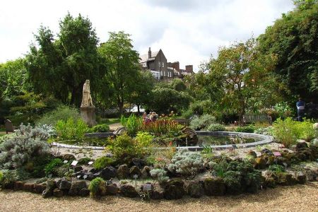 Chelsea Physic Garden si trova a Londra, nascosto lungo le anse del Tamigi