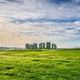 Una vista maestosa di Stonehe.nge che si erge contro l'orizzonte