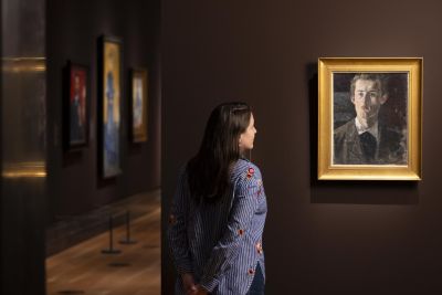 Self-Portrait (1882-1883) by Edvard Munch, displayed as part of the exhibition Edvard Munch Portraits at the National Portrait Gallery ◎ David Parry