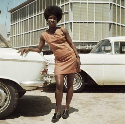 Sick Hagemeyer shop assistant as a seventies icon posing in
front of the United Trading Company headquarters, Accra,
1971 © James Barnor. Courtesy of galerie Clémentine de la
Féronnière