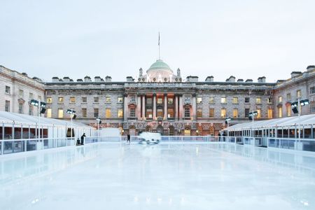 La pista di ghiaccio a Somerset House, allestita durante il periodo invernale