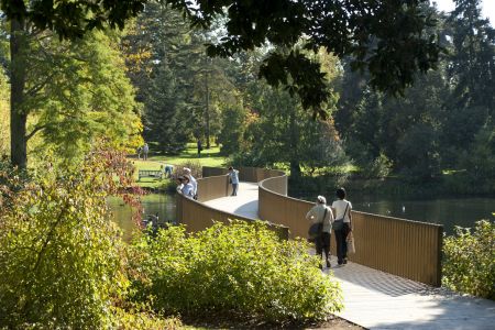 Lake and Sackler Crossing. Credit: RBG Kew