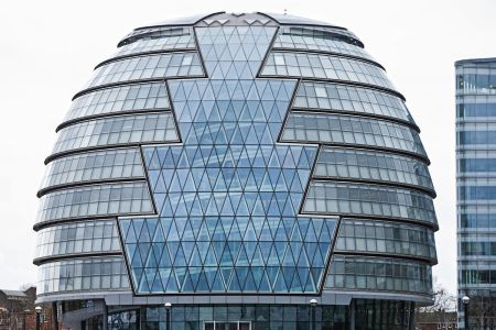 L'edificio della City Hall è completamente vetrato, pensato come una metafora della trasparenza della democrazia inglese