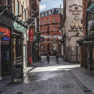 Vista sulla famosa Mathew Street, il luogo dei Beatles a Liverpool credit: shutterstock©valeriiaarnaud