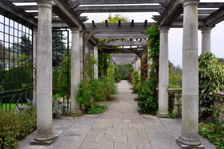 Il magnifico pergolato rialzato forma un percorso lastricato tra colonne di marmo e nicchie