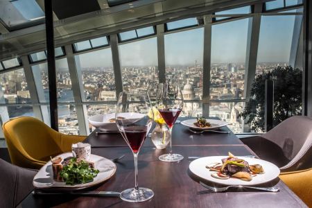 Al centro dello Sky Garden, l'edificio a due elevazioni che contiene la brasserie e il ristorante.