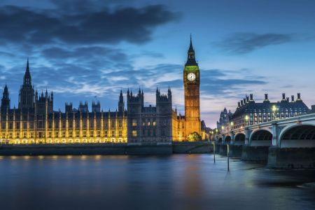 Una suggestiva vista notturna del Palazzo del Parlamento a Londra