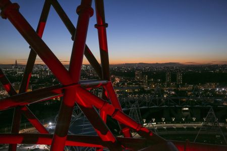 Una bella immagine al tramonto dell'ArcelorMittal-Orbit