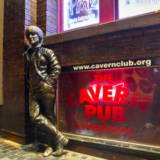 La statua di John Lennon di fronte al famoso Cavern Club su Matthew Street credit: shutterstock©littlenySTOCK