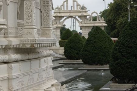 L'imponente costruzione del tempio di Neasden è stata realizzata in marmo di Carrara e pietra calcarea della Bulgaria