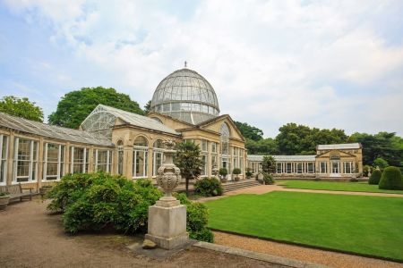 Il Syon Conservatory si trova all'interno dei terreni della Syon House ed è di proprietà del duca di Northumberland