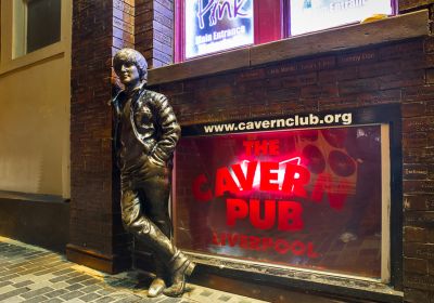 La statua di John Lennon di fronte al famoso Cavern Club su Matthew Street credit: shutterstock©littlenySTOCK