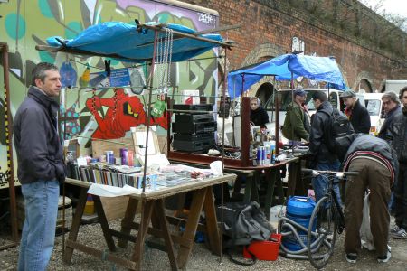 A Brick Lane si trovano spesso articoli di dubbia provenienza