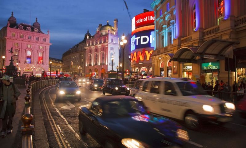 Vista serale di Piccadilly Circus