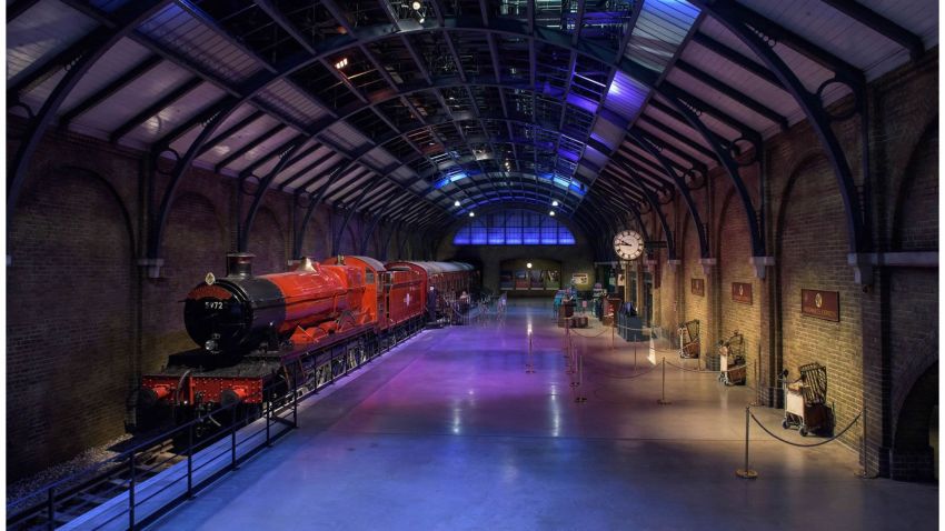 Al Binario 9¾ potrai vedere vedere l'originale locomotiva a vapore dell'Hogwarts Express e il famoso carrello bagagli che scompare attraverso la parete