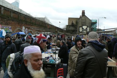 Commercianti e frequentatori da tutto il mondo affollano Brick Lane