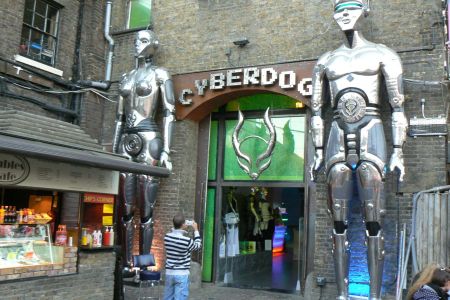 Il famoso negozio Cyberdog al mercato di Camden